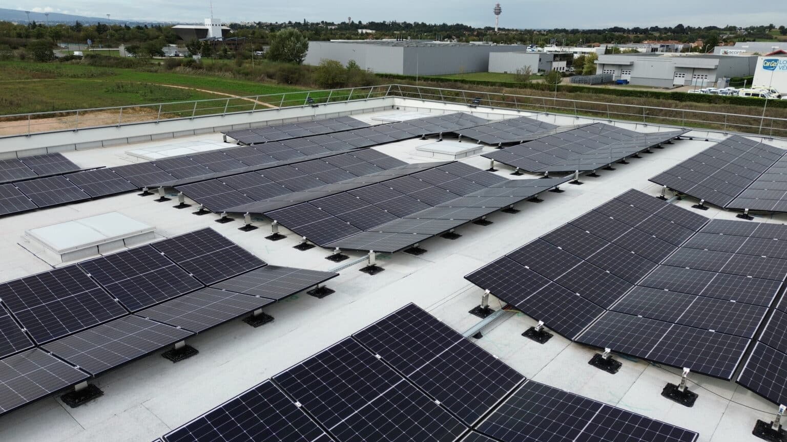 Panneaux pluviovoltaïques : transformer la pluie en électricité verte