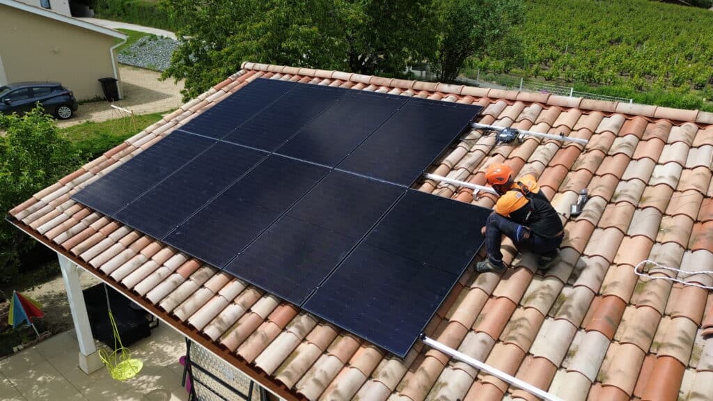 Installation panneaux solaires sur toit maison