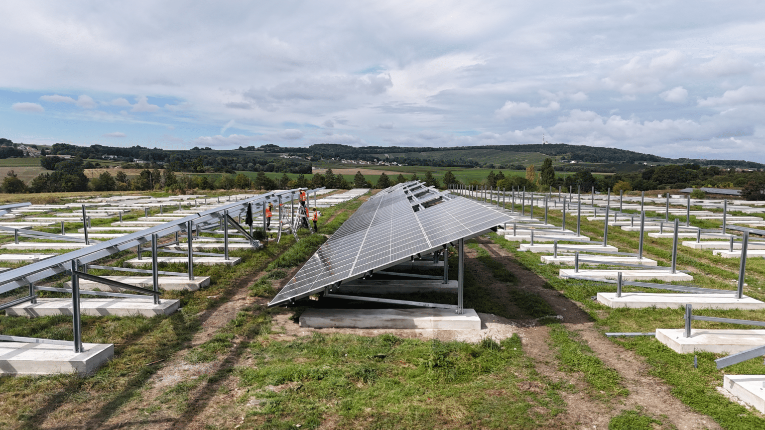 Pose panneaux photovoltaïques centrale au sol SFECO