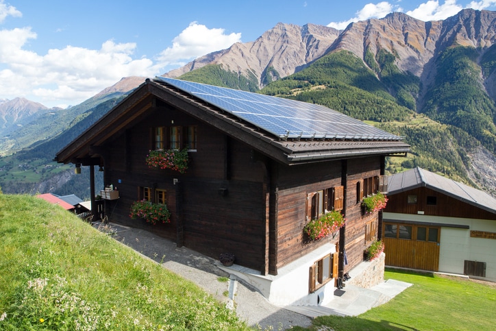 Le kit solaire autonome avec batterie de stockage de stockage de l’énergie photovoltaïque est une vraie solution d’habitat en site isolé