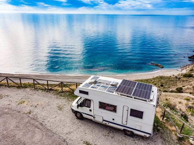 Accès à l’électricité verte même en voyage avec le kit solaire autonome distribué par ASE Energy