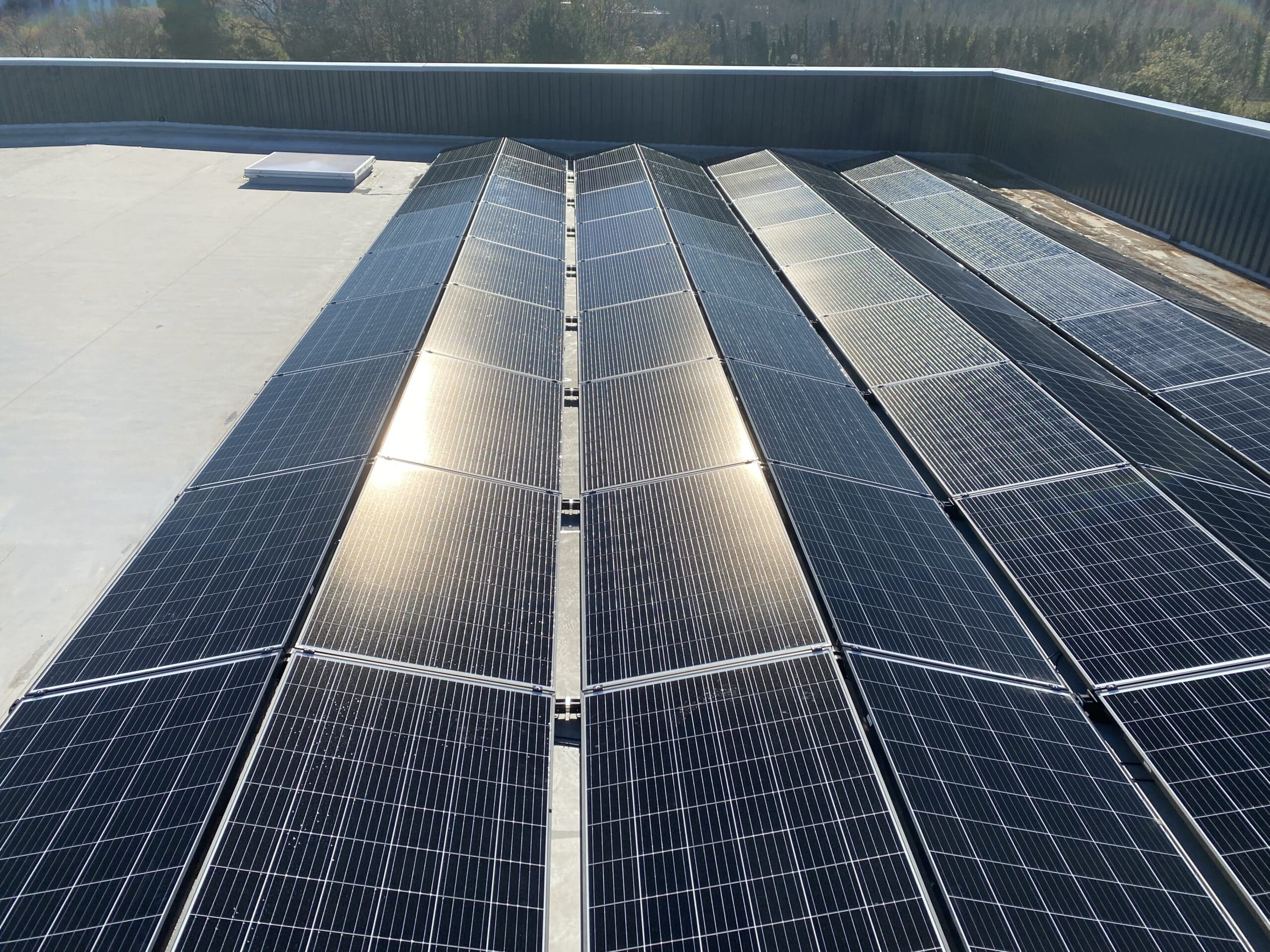 Valoriser les espaces inutilités des toits avec les toitures photovoltaïques de SFECO