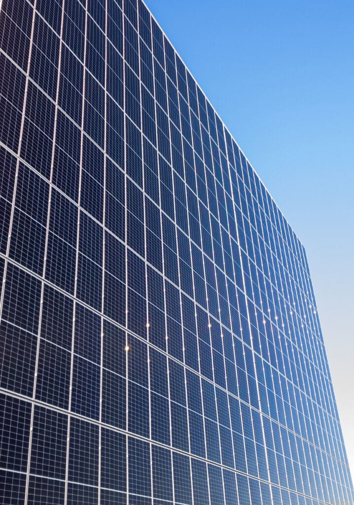 Panneaux solaires verticaux innovants sur mur de soutènement en Suisse