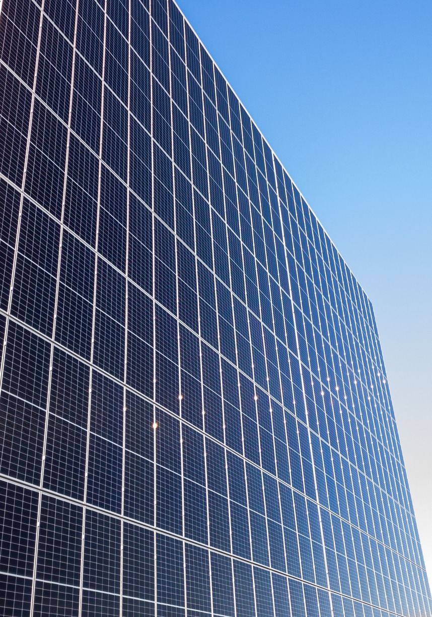 Panneaux solaires verticaux innovants sur mur de soutènement en Suisse