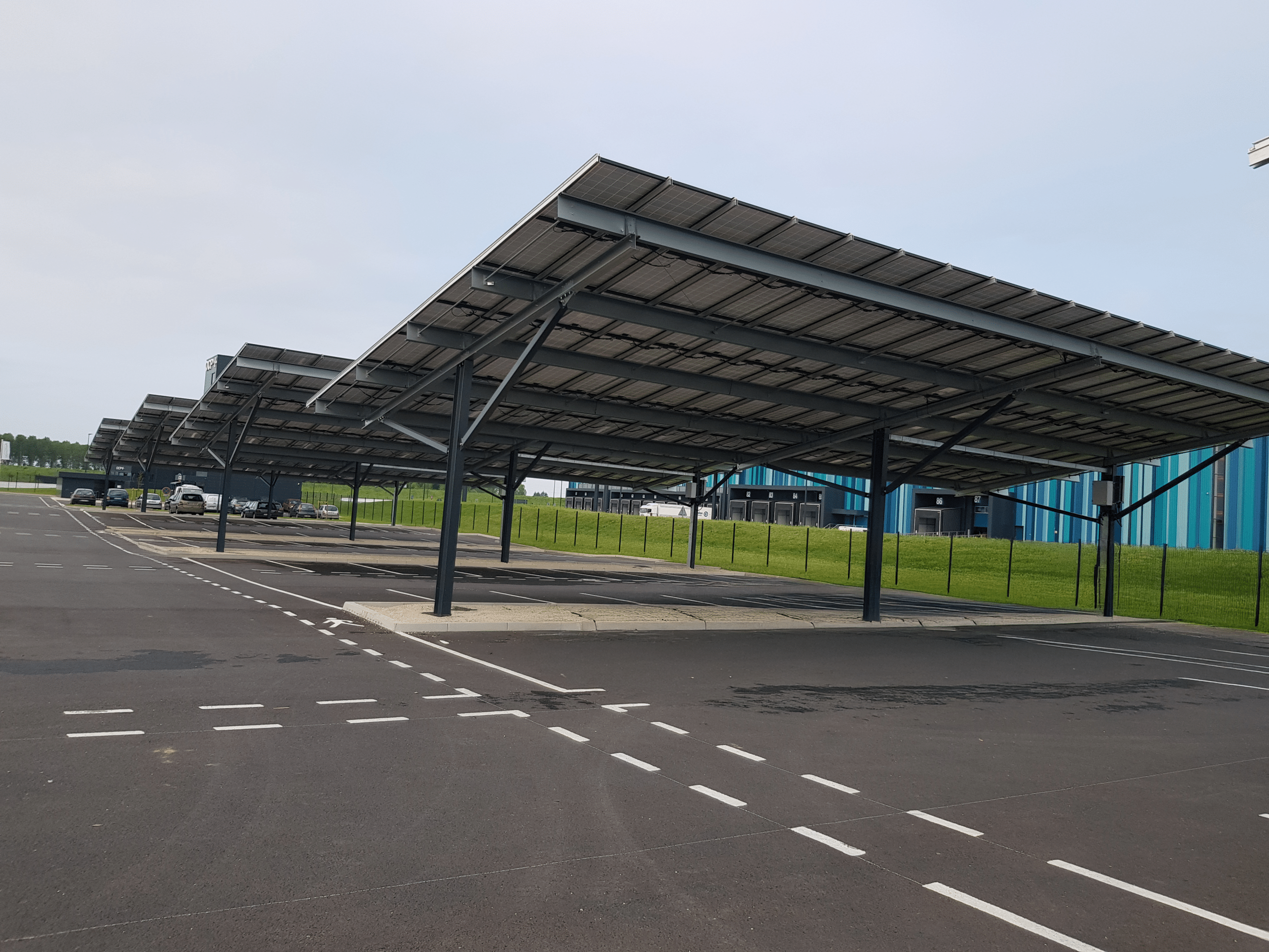 L'ombrière photovoltaïque : une solution durable et rentable pour particuliers et professionnels
